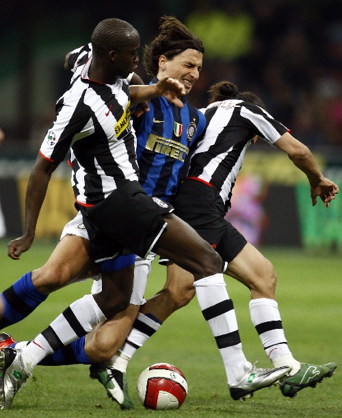 辛辛那提中场吉迪赛后与梅西交换球衣，双方握手并拥抱（梅西与辛辛那提中场吉迪赛后互换球衣，握手相拥）